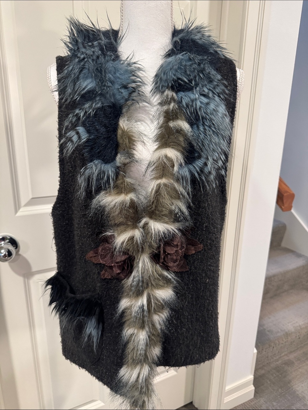 Faux Fur Trim Black Women's Vest with Mixed-Tone Fur Collar
